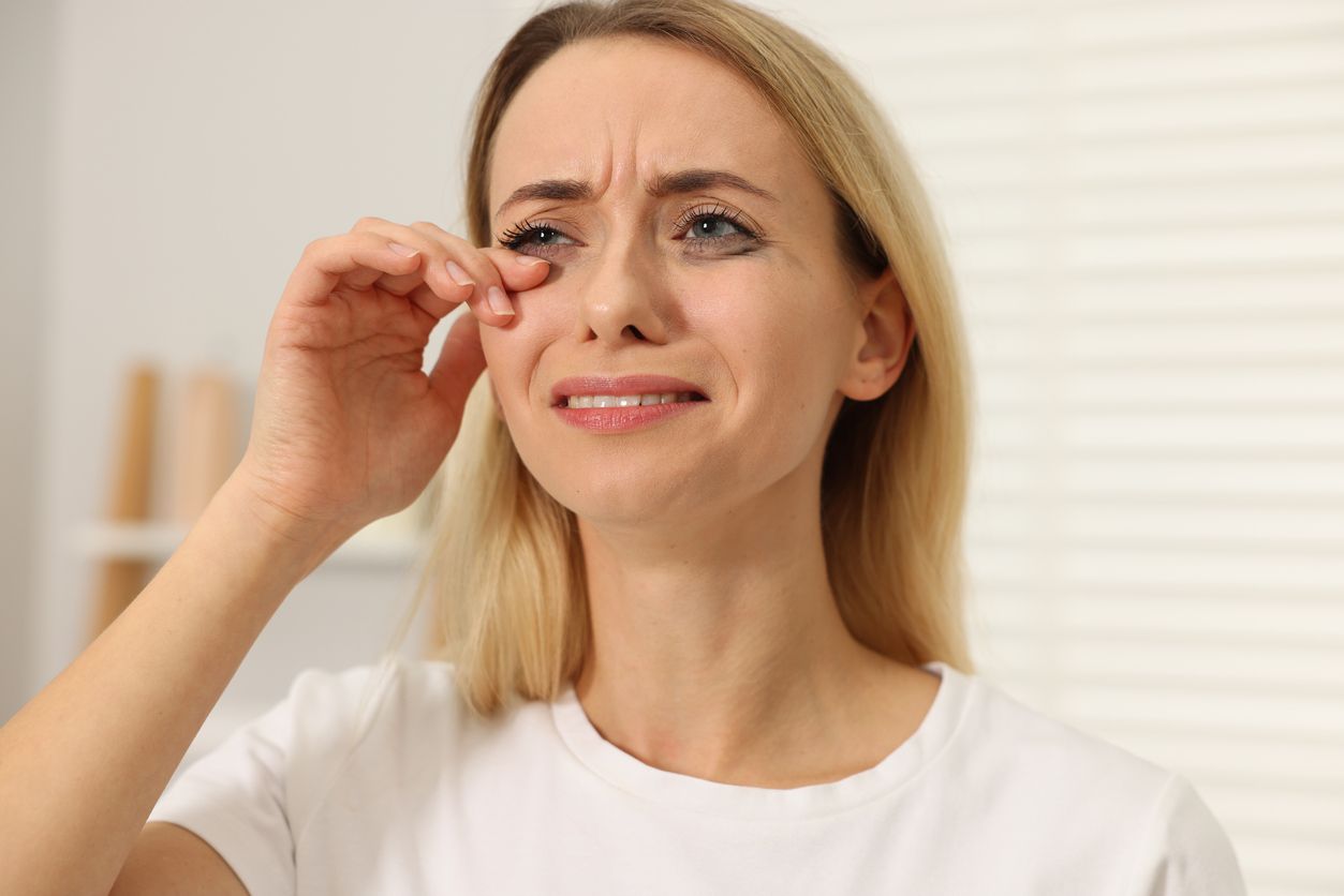 Can Eye Makeup Worsen Dry Eye Symptoms? Tips for Makeup Users