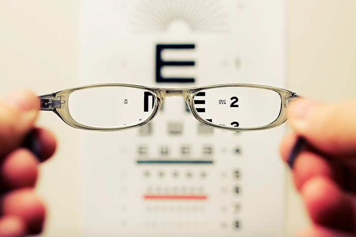 Glasses vs Contact Lenses – What’s Better for You?